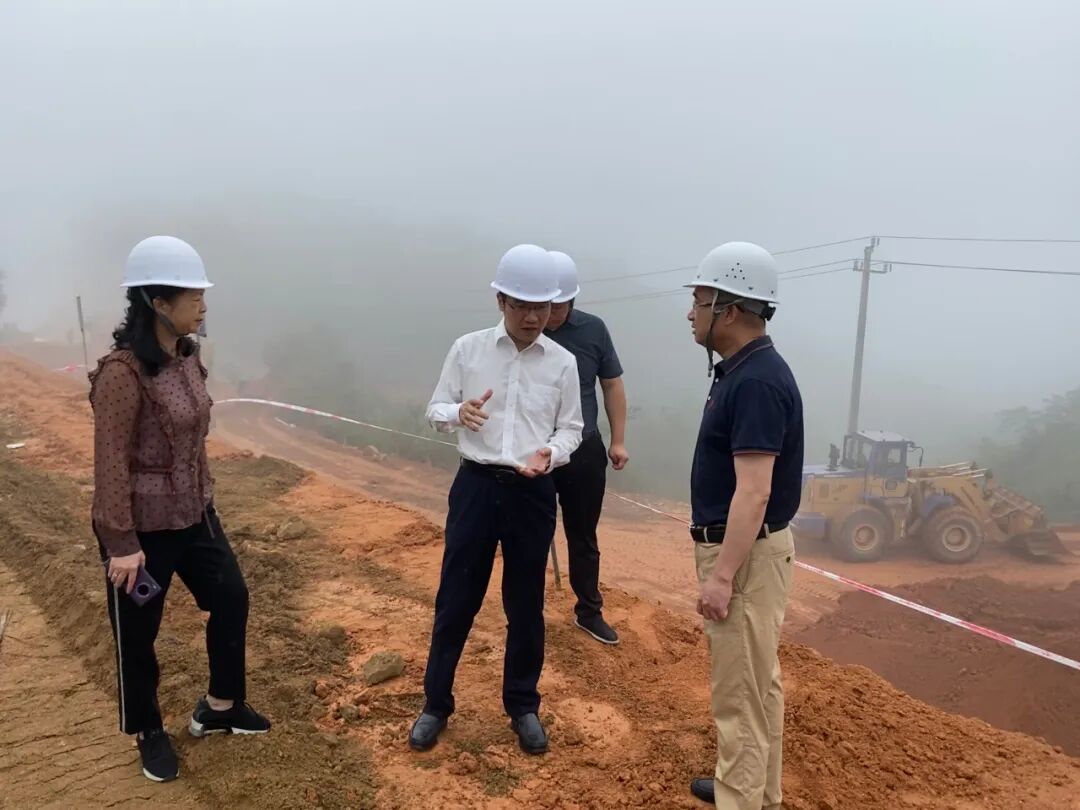 4月29日,县委常委,常务副县长邝冬明深入定南三丘