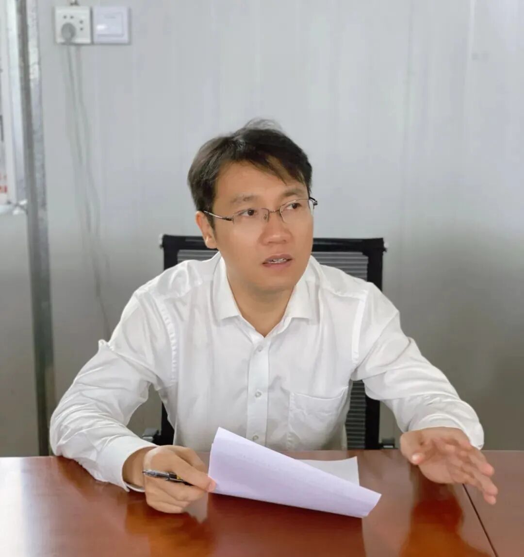 4月29日,县委常委,常务副县长邝冬明深入定南三丘田稀土矿区,组织召开