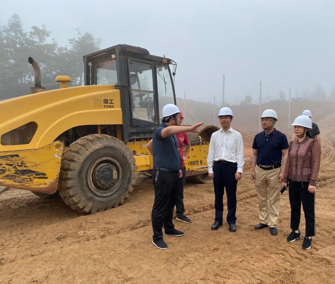 4月29日,县委常委,常务副县长邝冬明深入定南三丘