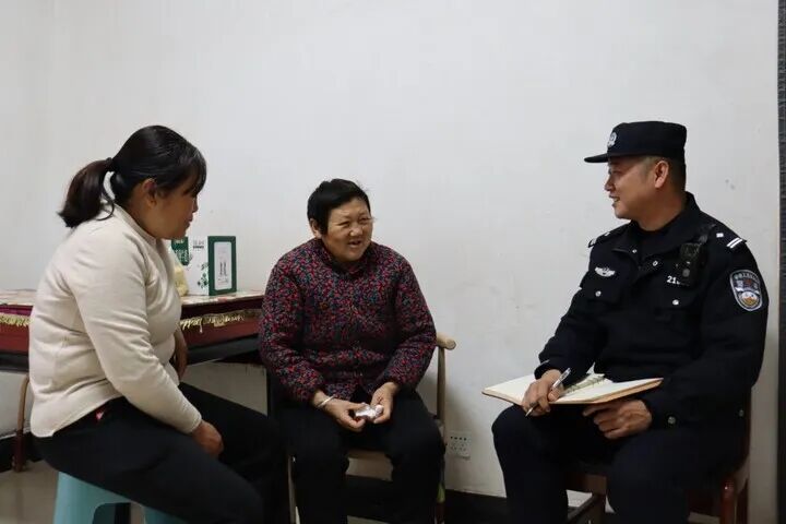 图释：民警孙权走访辖区张奶奶一家