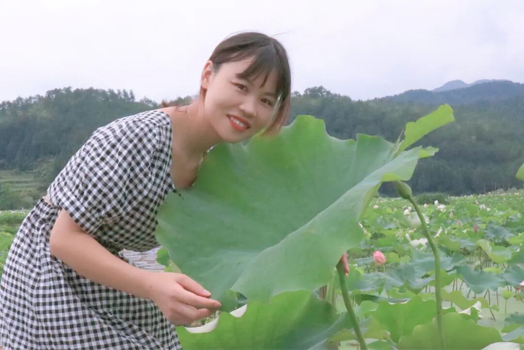 小时候和小伙伴们在莲间打闹的美好时光将莲叶放在头顶晴天当"遮阳伞"