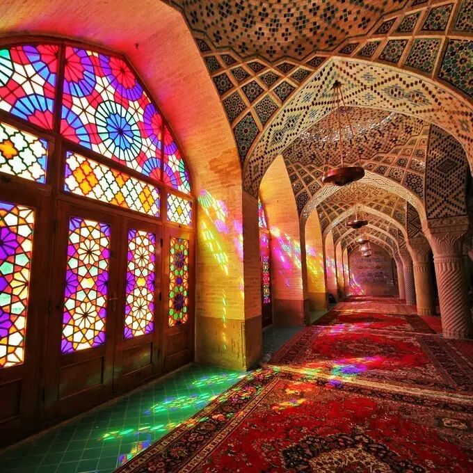 每个有太阳的早晨,阳光都会透过彩色的玻璃窗洒进清真寺投射出七彩的