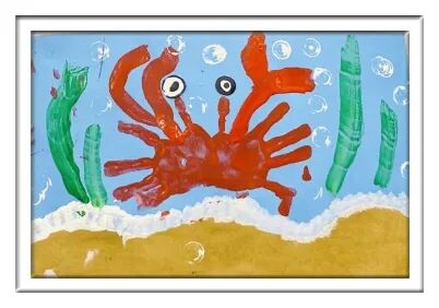 然后带领小朋友们一起观察螃蟹的特征,并用小手摆出螃蟹的造型,小朋友