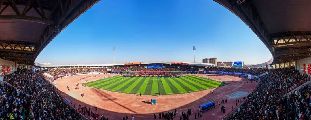 11月29日，2025年“喀什杯”足球超级邀请赛在喀什地区岳普湖县体育活动中心开幕。喀什地区融媒体中心 记者阿布力米提·艾尼瓦 摄