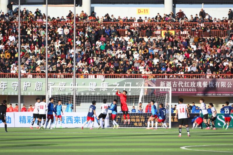 2025年“喀什杯”足球超级邀请赛揭幕战现场。喀什地区融媒体中心 记者陈朝 摄