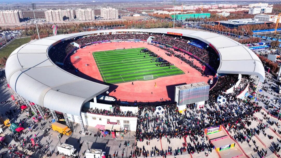 11月29日，2025年“喀什杯”足球超级邀请赛在喀什地区岳普湖县体育活动中心开幕。喀什地区融媒体中心 记者衣木然·麦麦提艾力 摄