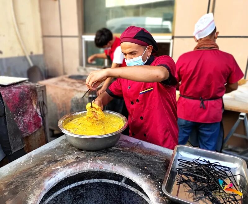 喀什味道工作人员在制作“爱心餐”。李福生 摄