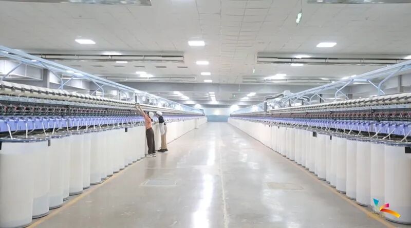 巴楚县工业园区新疆华凯医疗用品有限公司纺纱车间工人在纺织机前忙碌。