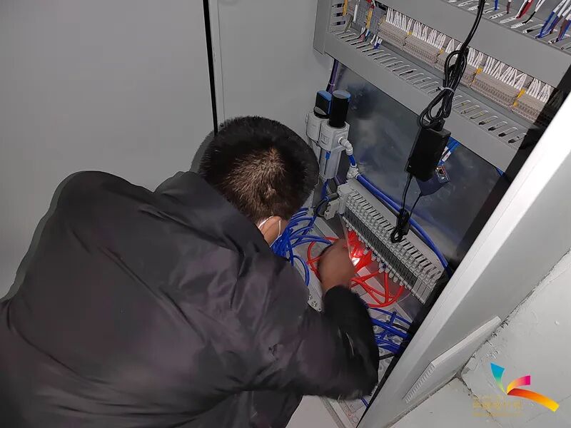 运维人员进行设备检修。