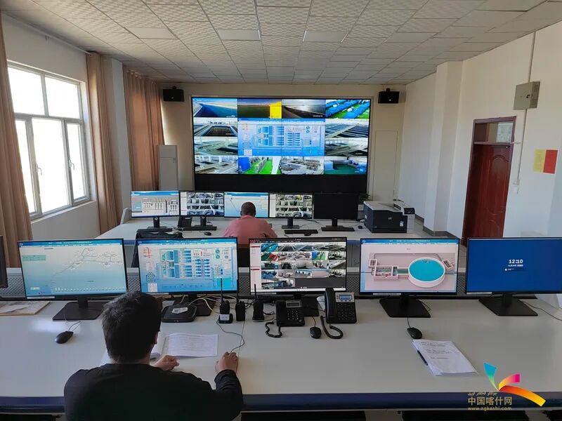 调度人员监控工程运行状况。