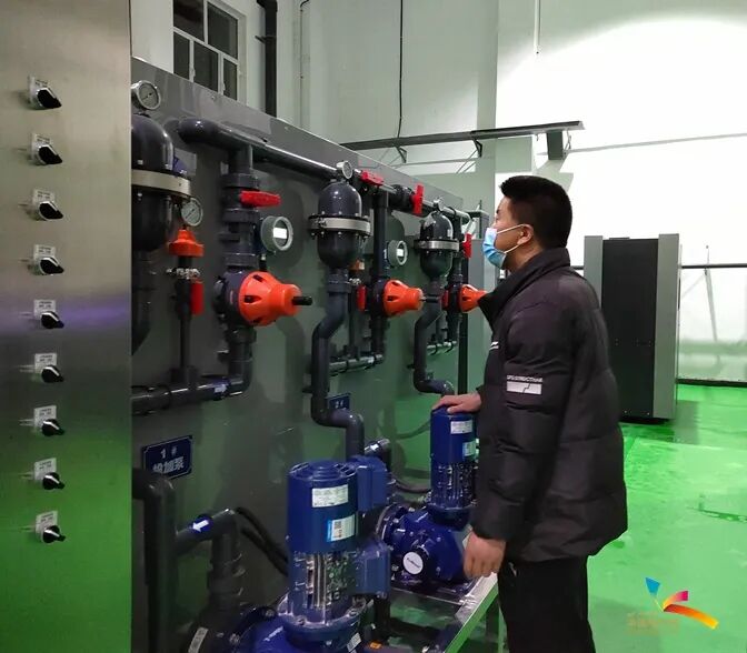 运维人员检查消毒设备工作情况。