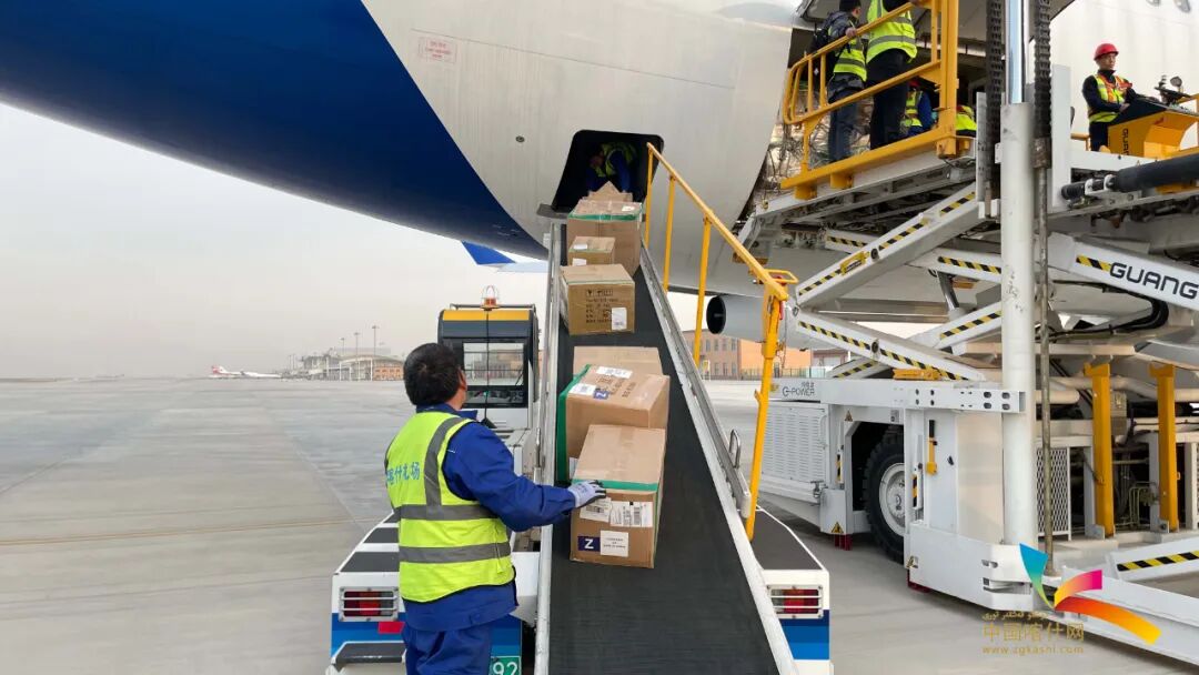 工作人员正在将货物装机。喀什市融媒体中心记者 马丽娜 摄