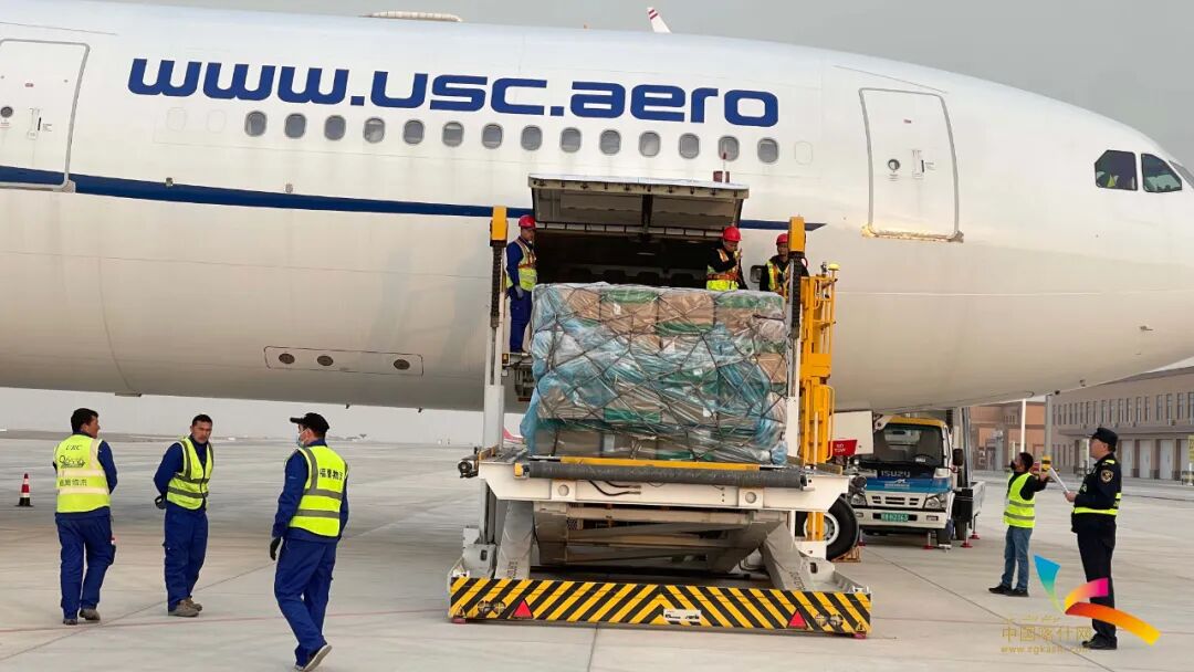 工作人员正在将货物装机。喀什市融媒体中心记者 马丽娜 摄