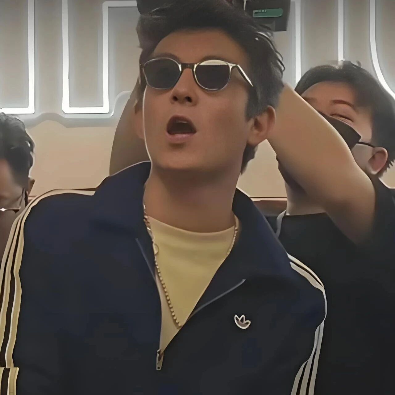 陈冠希现身北京街头 这一身穿着 说实话还是有年轻那范 那痞帅劲儿