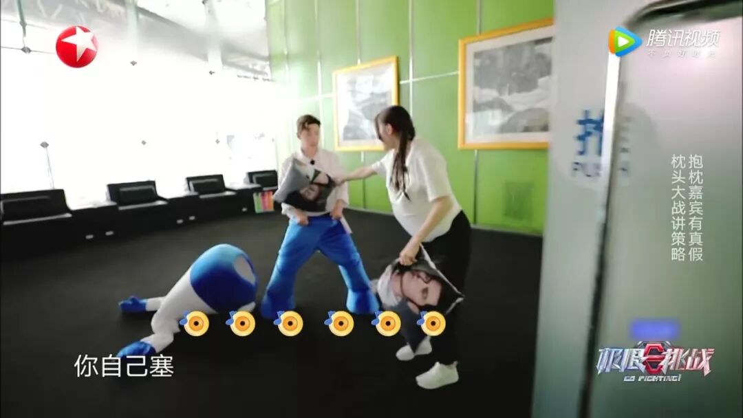 劉憲華人設要崩塌，讓熱巴往自己褲子裡塞東西，原來他早已那麼沒分寸？ 娛樂 第14張