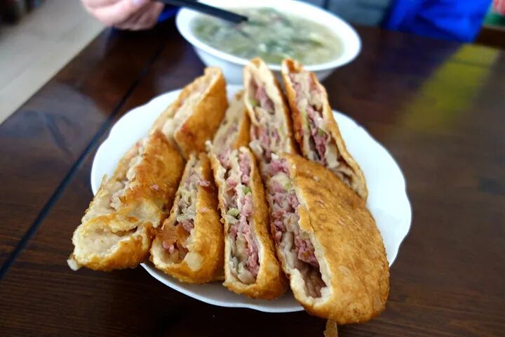 2024先推荐当地的美食——郓城何家壮馍二两左右的牛肉馅，被和好的面包裹起来，擀成长方形，下油锅，经..._何家壮馍店(南关总店)-评论-去哪儿攻略