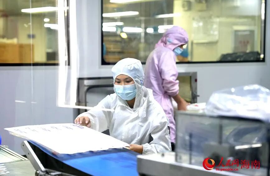 工作人员正在打包乳胶导尿管产品。人民网记者 符武平摄