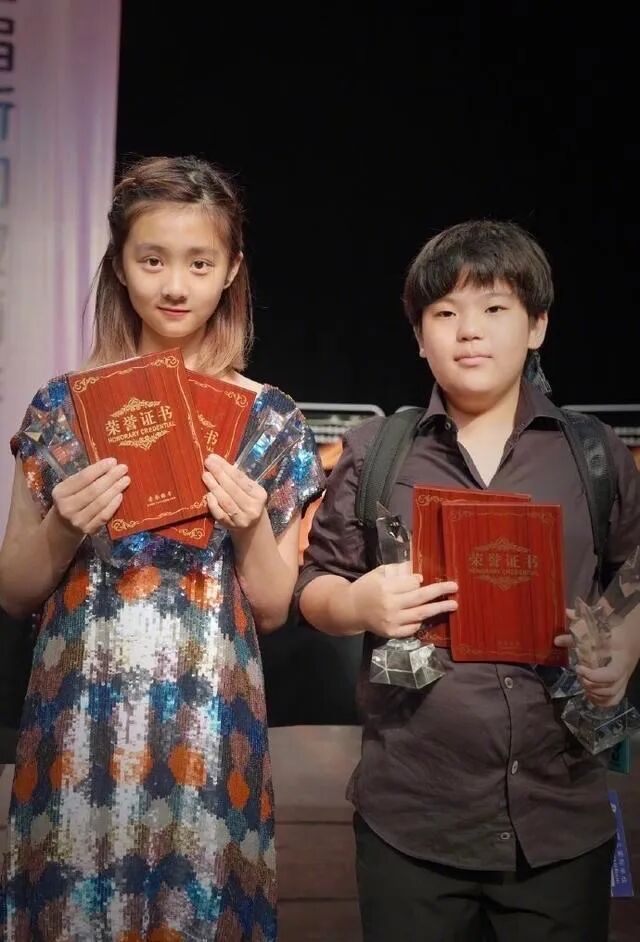 李亚鹏再婚后，李嫣敞开衬衫露身材晒性感大尺度照，画王菲合影，背后真实原因是这样？（组图） - 43