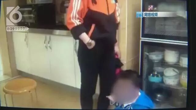 心疼到崩溃！2岁孩子被幼师在监控死角打骂（视频/组图） - 23