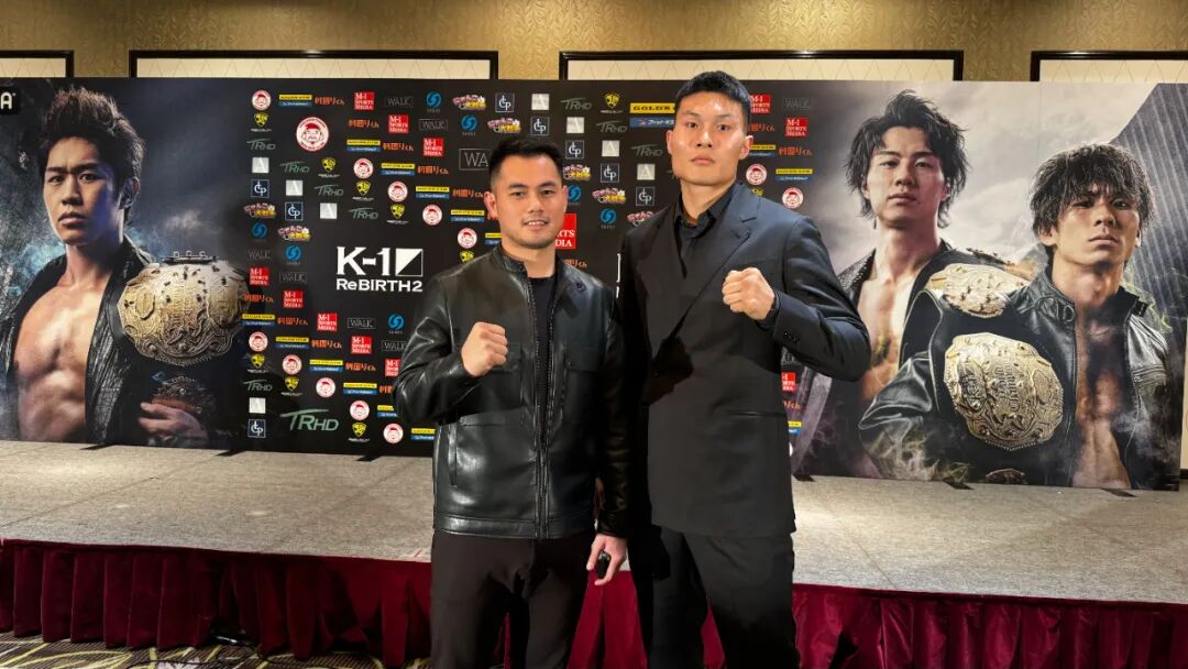 刘策(右)与师父魏锐合影谈及卡夫踢的要点,刘策说:"一是时机,二是