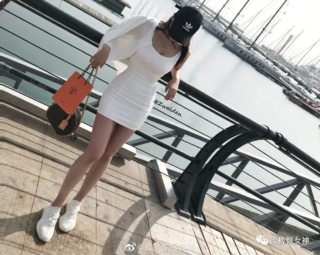 【美女】95后青岛长腿辣妹腰臀比令所有女生嫉妒，不滑雪就健身！（组图） - 1