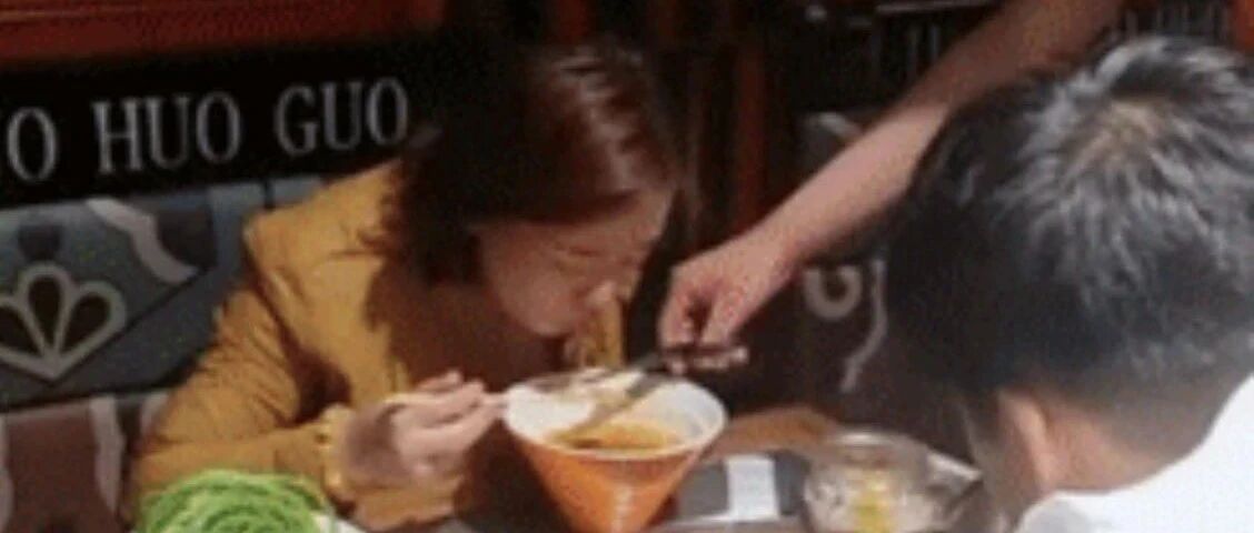 围观服务员服务全过程，这酸爽……