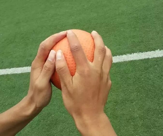 实心球持球手型及评分标准