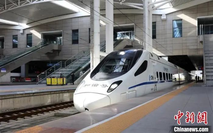 C1315/4次动车组列车从长春站始发驶向长白山站 长春站供图