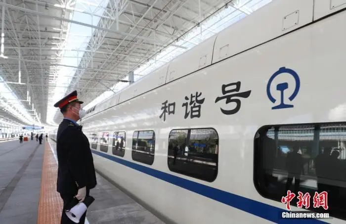 10月11日,D6723次列车从北京北站发车,开往张家口。中新社记者 贾天勇 摄 图片