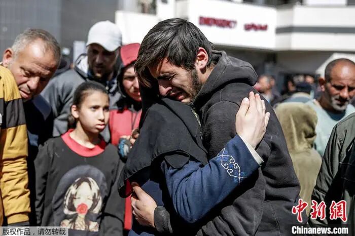 当地时间2月29日，加沙城一救援物资领取点遭到以军袭击，造成百余人死亡。图为哀悼中的民众。