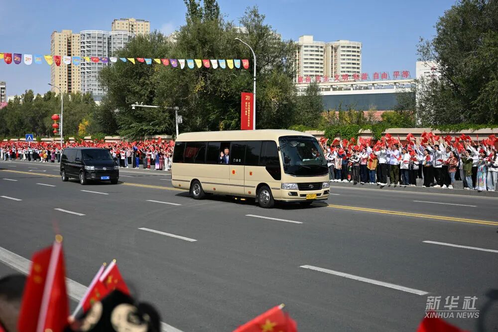 习近平率中央代表团抵达乌鲁木齐出席新疆维吾尔自治区成立70周年庆祝活动(图7)