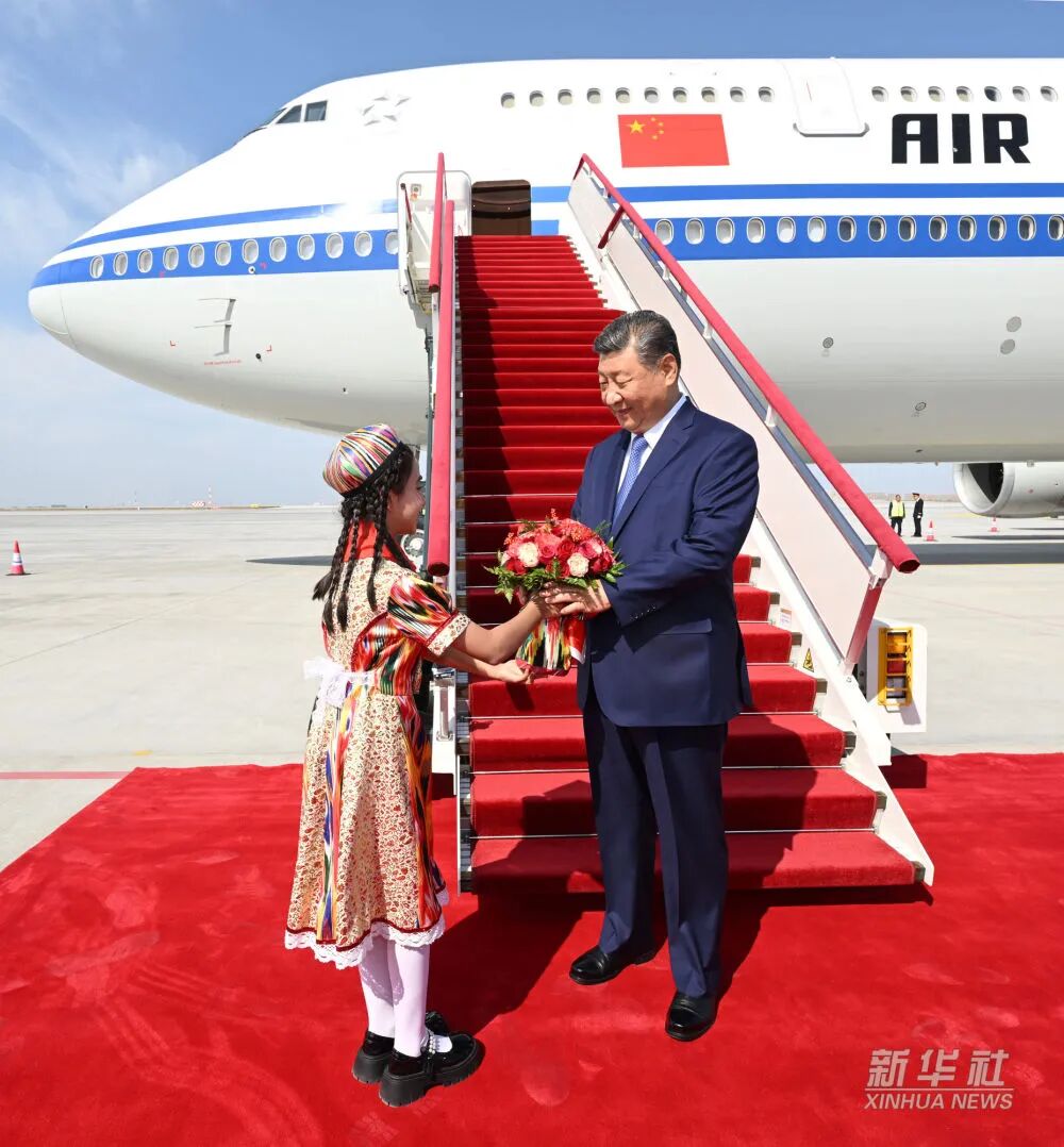 习近平率中央代表团抵达乌鲁木齐出席新疆维吾尔自治区成立70周年庆祝活动(图3)