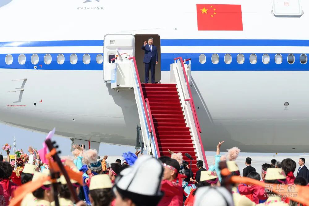 习近平率中央代表团抵达乌鲁木齐出席新疆维吾尔自治区成立70周年庆祝活动(图2)