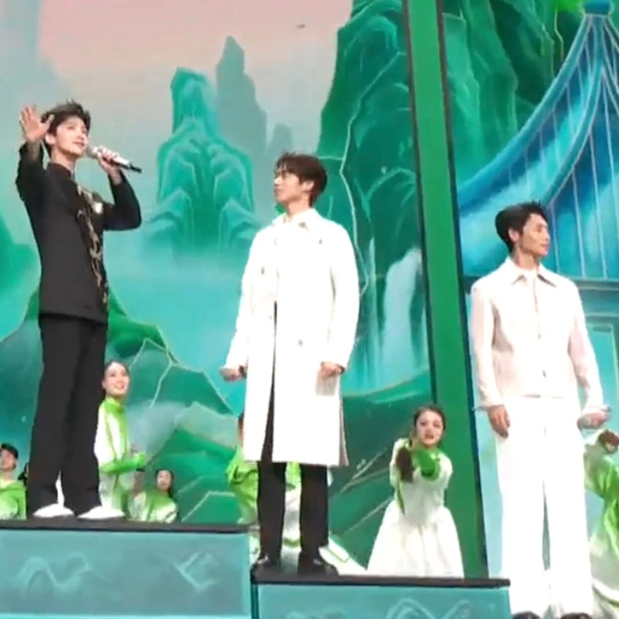 &ldquo;上春山XX&rdquo;,魔幻爆红!