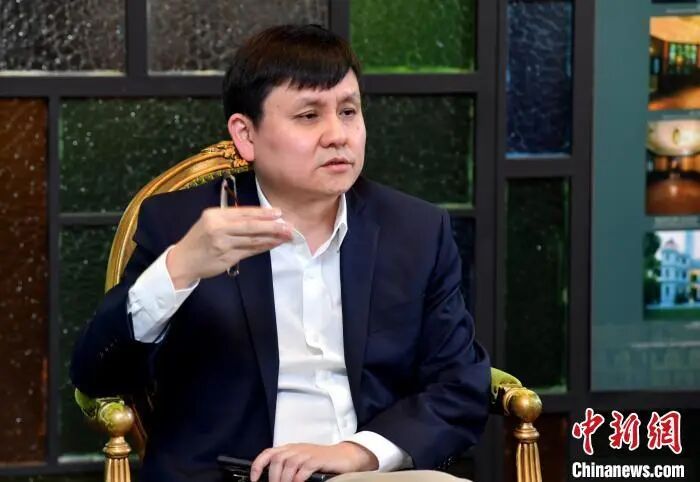 张文宏在研讨会期间接受媒体采访 杨浦东 摄