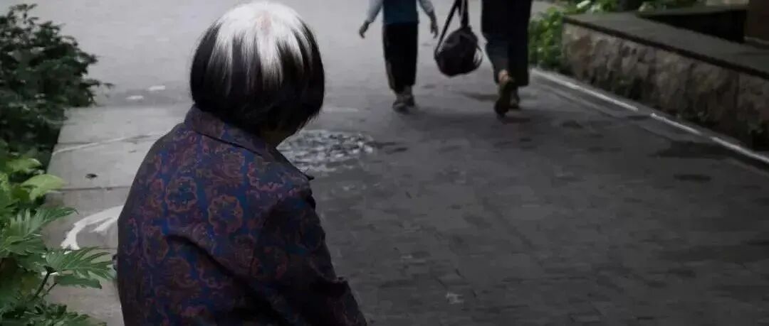 “新型啃老”正在蔓延，父母毫无察觉，反而以为子女很孝顺