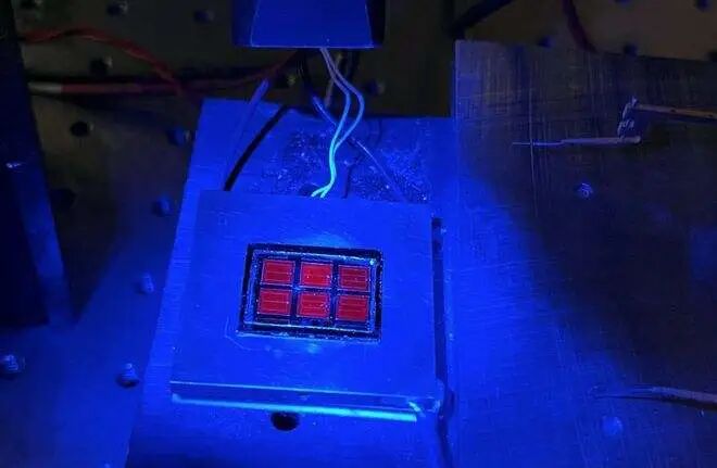 【5/24更新】硬核！新型太阳能电池板问世，黑夜也能发电的图1