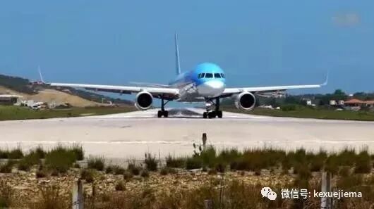 飞机起飞时，站在发动机后面是什么体验？还真有一群不怕死的人！