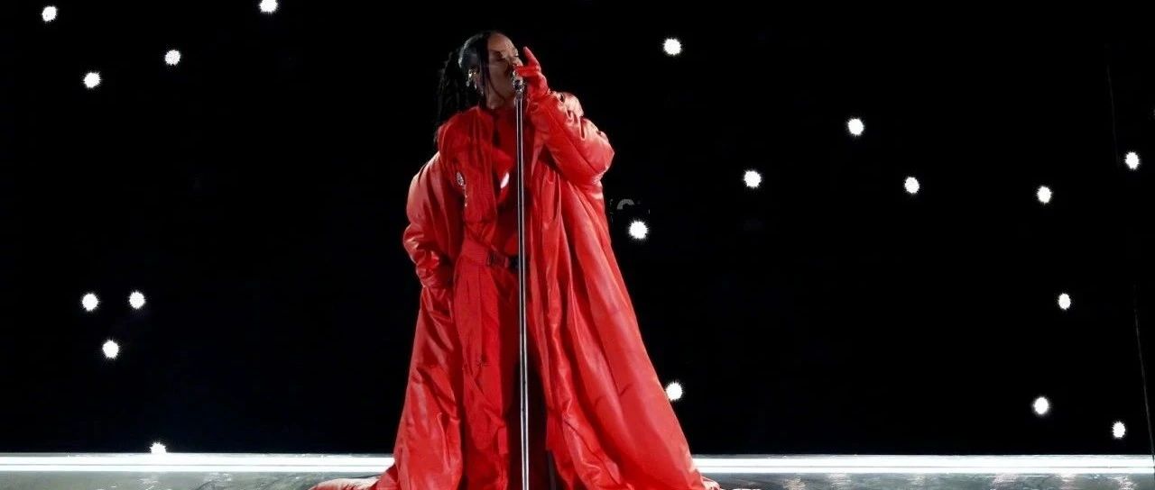 直到上周四Rihanna才敲定这身红色造型,女明星们为了中场秀可以有多拼?