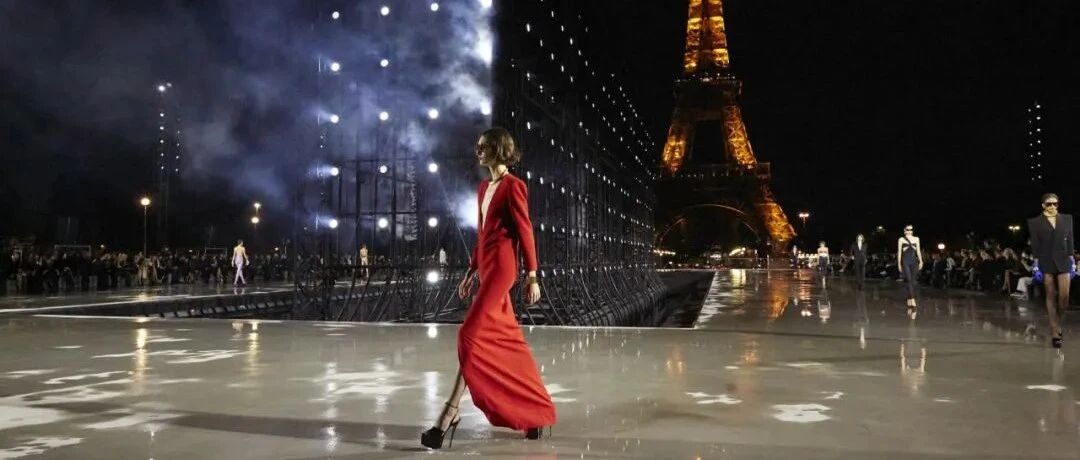 水汽氤氲的午夜巴黎，看圣罗兰女郎锦衣夜行