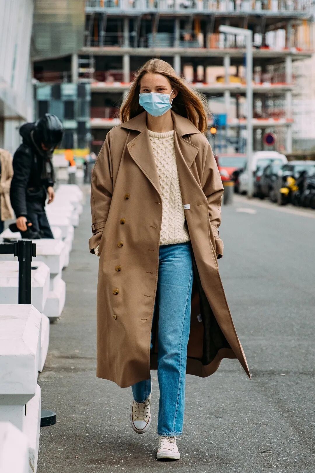 时髦_欧美街拍时髦皮草大衣 奢华温暖乐享冬日时尚_收藏银行卡成时髦