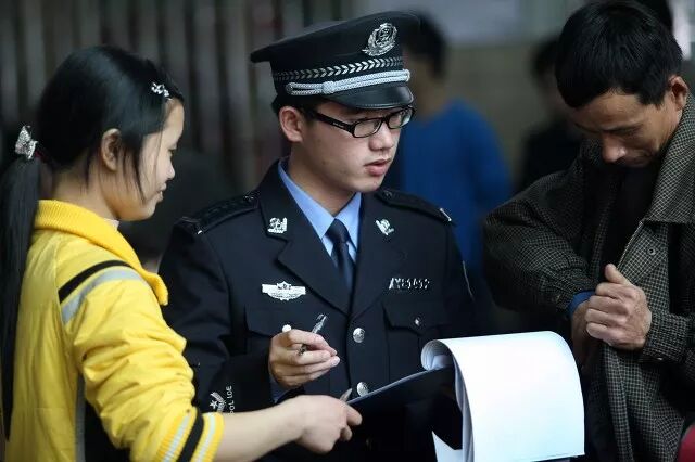 贷款申请到一半，对方要我赔偿违约金3000元，是骗人的吗？