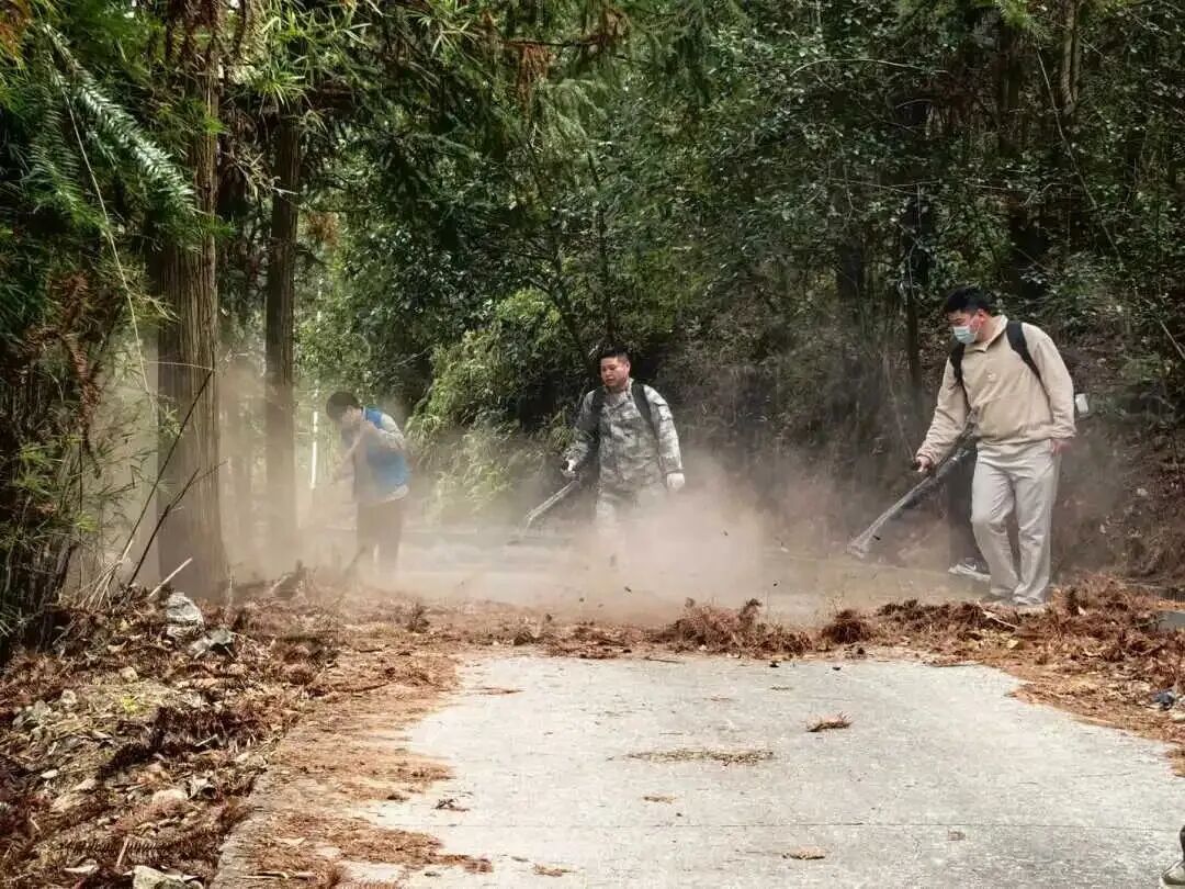 韶关大竹山村村民自发对村域道路进行打扫冲刷。来源：“韶关发布”微信公众号