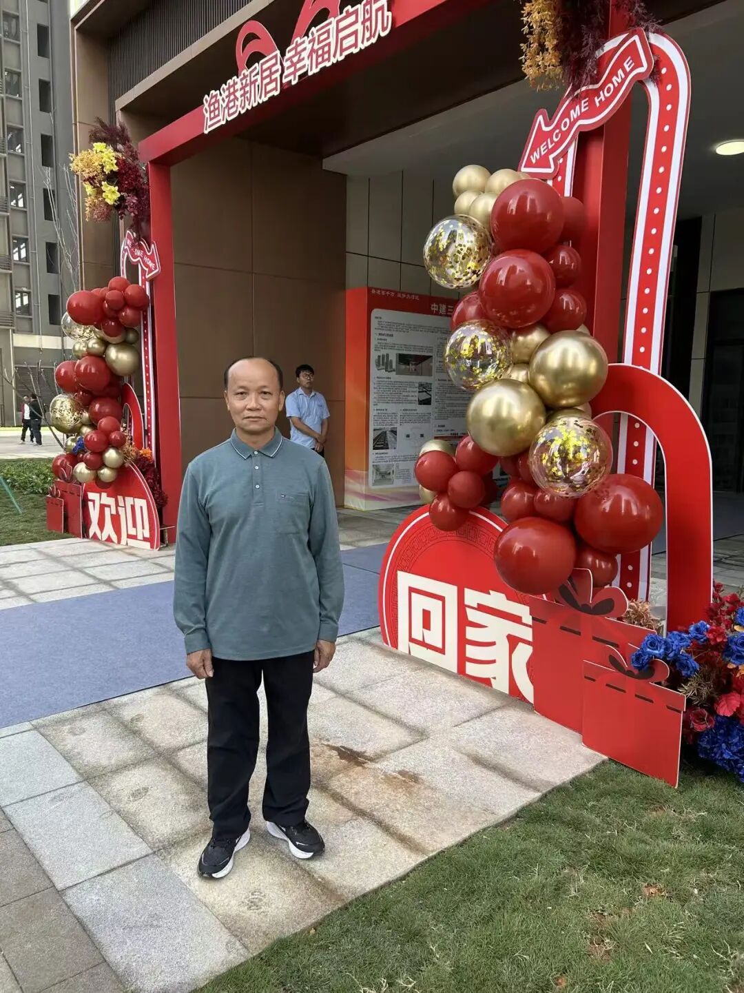 “水上漂”一辈子的疍家渔民何美根在春节之前看到安置区的房子，难掩激动之情。刘怀宇摄