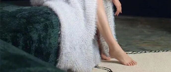 娄艺潇美腿玉足 优雅迷人