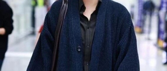 马思纯换风格后大变样!针织开衫+衬衫+阔腿裤,时髦又洋气!