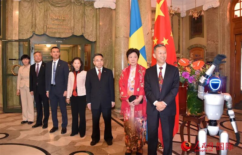 宇树科技的人形机器人现场迎宾。人民网记者 殷淼摄