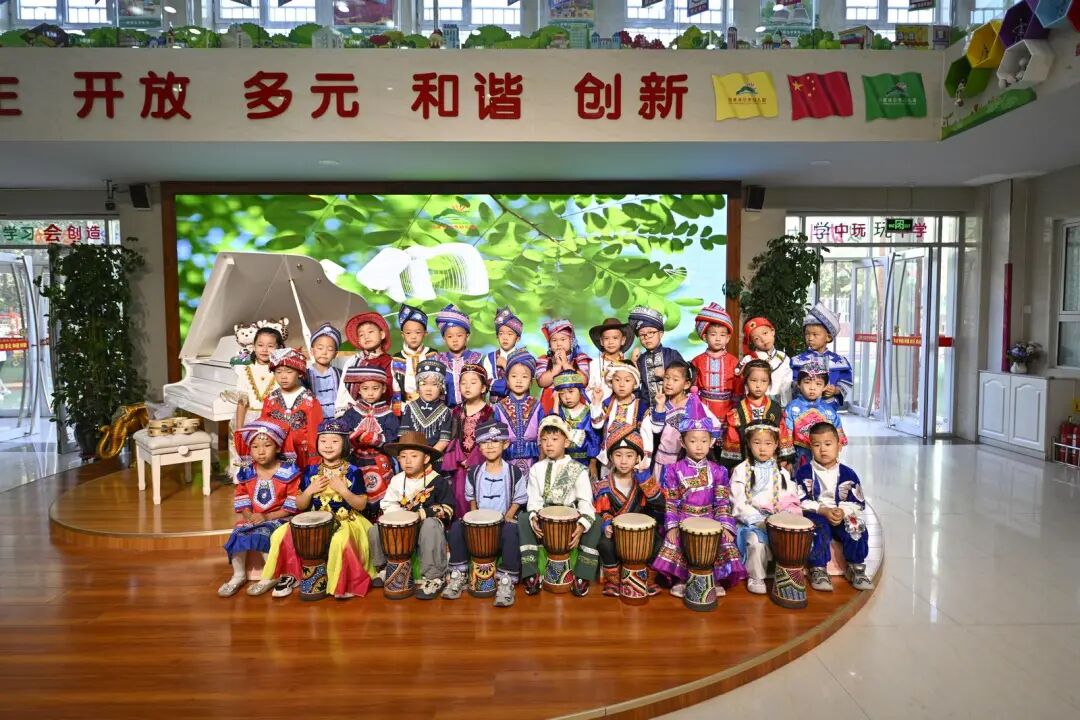 33名萌娃开学穿民族服饰合唱