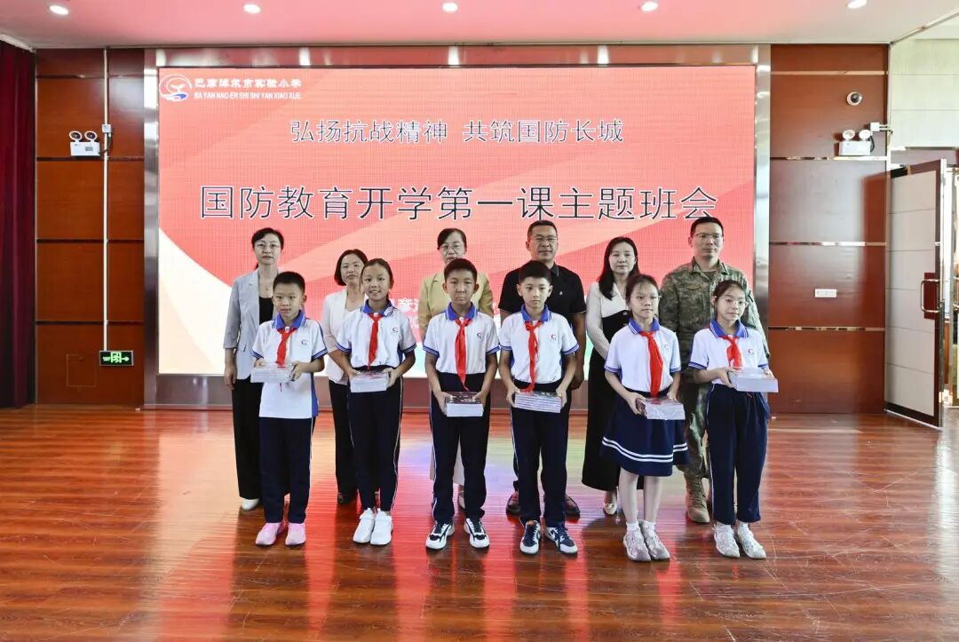 33名萌娃开学穿民族服饰合唱