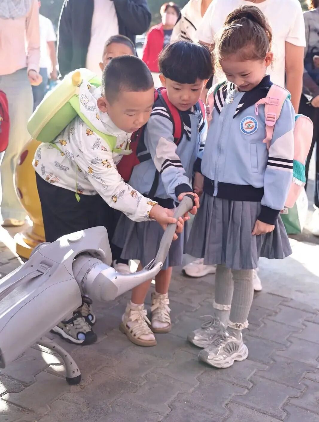 33名萌娃开学穿民族服饰合唱